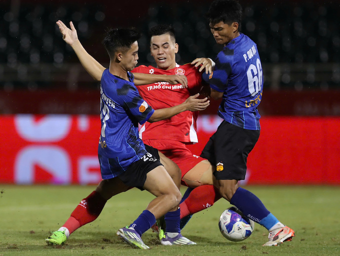 HAGL (áo xanh) vừa c ó trận thua 0-1 trước CA TP.HCM. Ảnh: Anh Khoa 