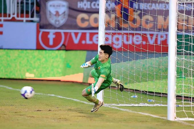 Thủ môn Trung Kiên đang là gương ma95t xuất sắc nhất của HAGL. Ảnh: Minh Trần 