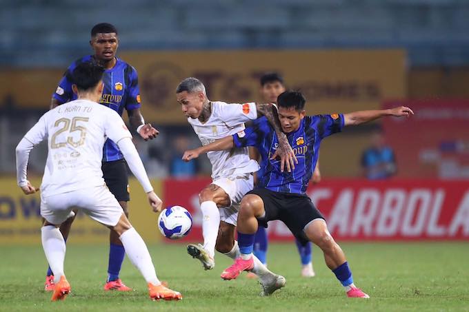 HAGL (áo xanh) vất ngờ có trận hoà trước Hà Nội tại Hàng Đẫy. Ảnh: Đức Cường 