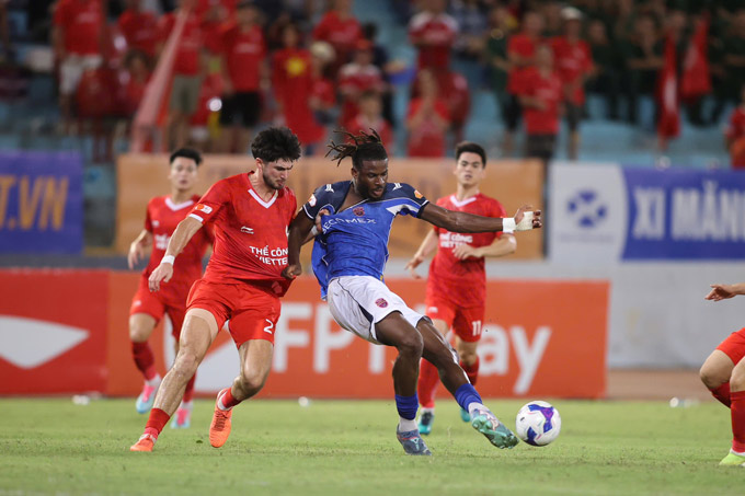 Thể Công Viettel (áo đỏ) đã có hiệp 1 đầy khó khăn - Ảnh: Minh Tuấn