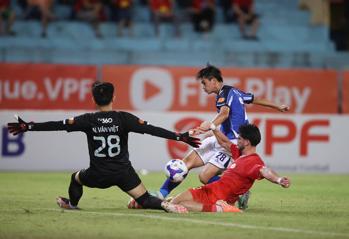 Vào hiệp 2, Becamex TP.HCM đã không giữ được thế trận và tay trắng rời Hàng Đẫy - Ảnh: Minh Tuấn