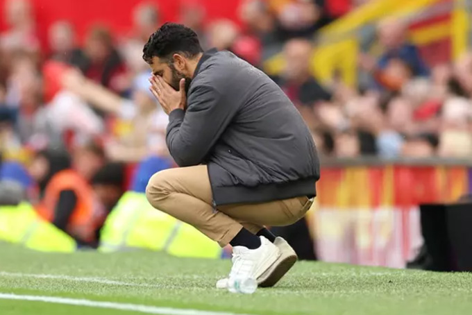 Amorim lúc nào cũng trưng ra bộ mặt rầu rĩ, thiếu sức sống bên ngoài sân