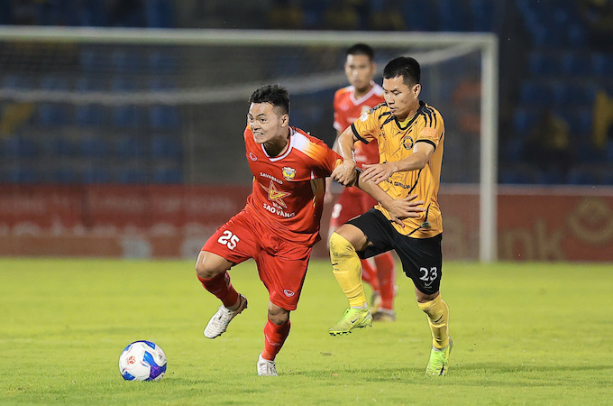 Hà Tĩnh (áo đỏ) vừa có trận đấu khá ấn tượng trước Thanh Hoá. Ảnh: CTV