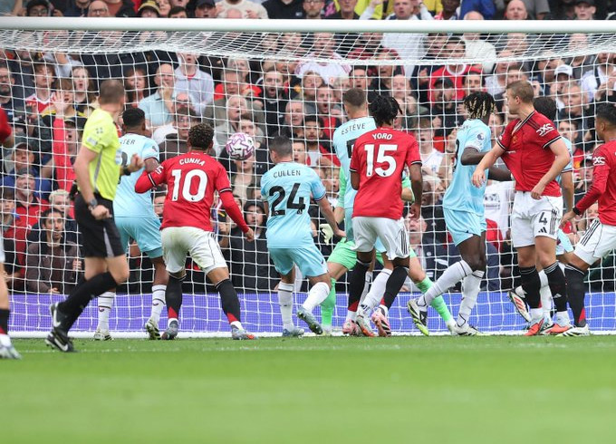 Bàn phản lưới nhà của Cullen giúp MU viết nên kỷ lục kỳ lạ tại Ngoại hạng Anh