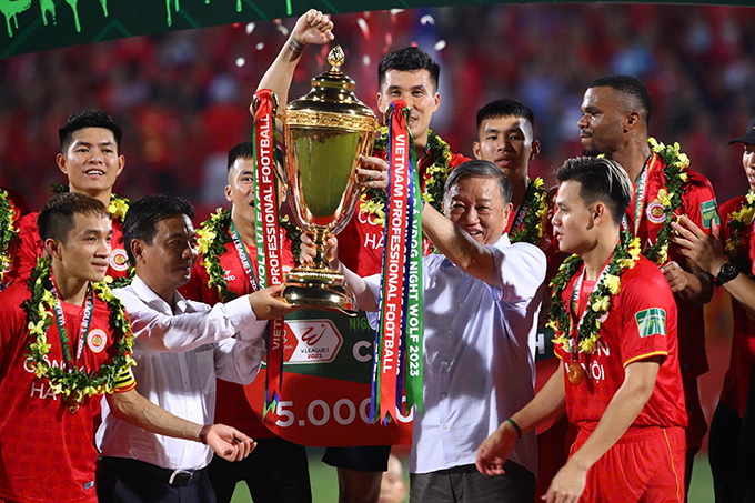 CLB CAHN vinh dự được Đại tướng Tô Lâm, Bộ trưởng Bộ Công An (nay là Tổng Bí Thư Ban Chấp hành Trung ương Đảng Cộng sản Việt Nam) trao Cúp vô địch trong ngày đăng quang V.League 2023.