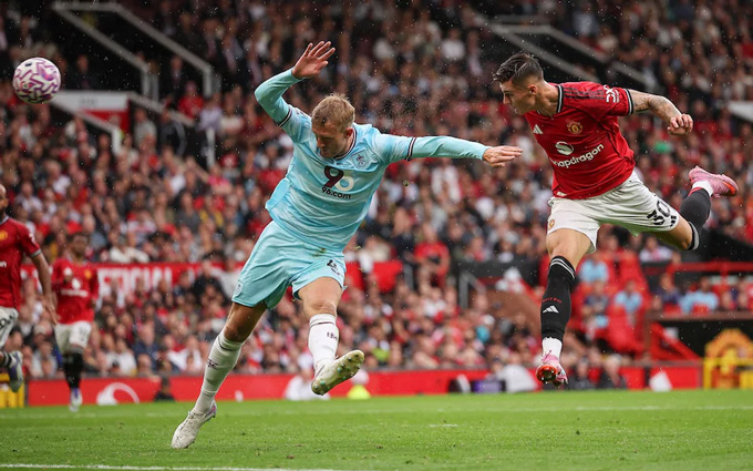 Sesko đã có những cơ hội ngon ăn trước Burnley song không tận dụng thành công