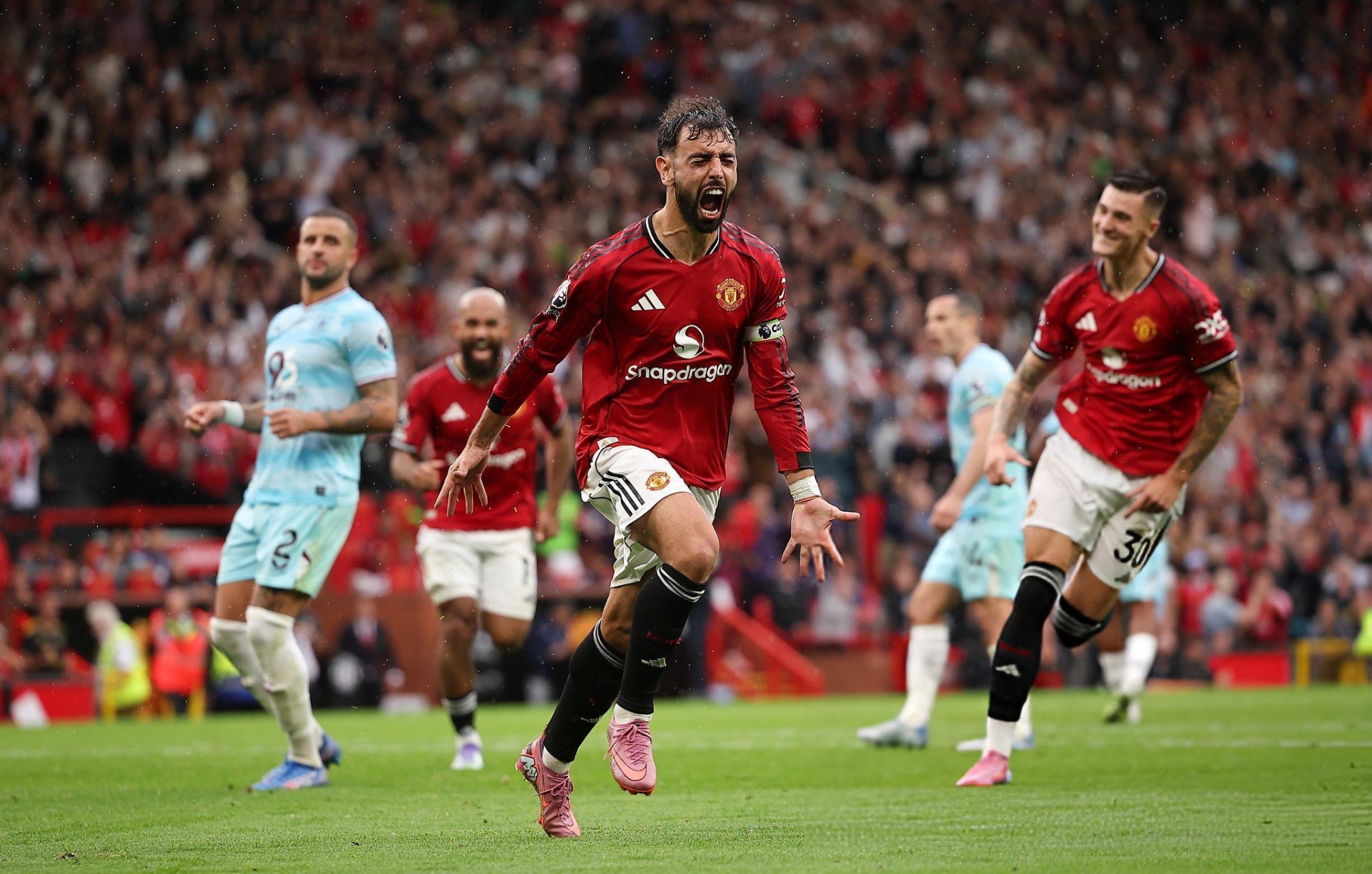 MU vừa có chiến thắng hú vía trước Burnley