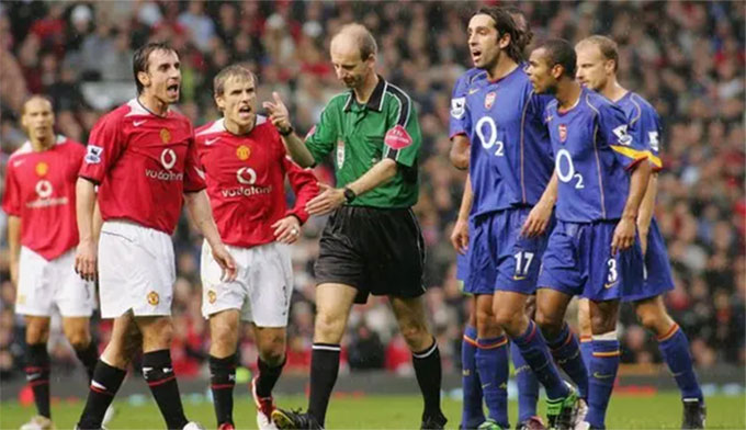 Trọng tài Riley và trận đấu MU vs Arsenal