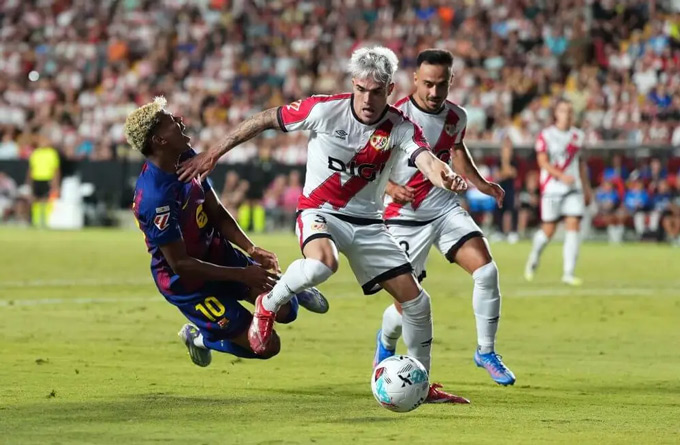 Barca được hưởng 11 mét nhờ VAR hỏng