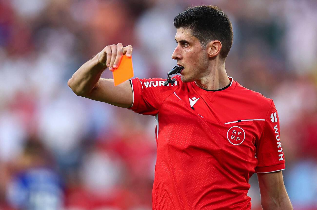 Trọng tài Mateo Busquets đã thổi penalty đội chủ nhà sau pha vào bóng đáng ngờ giữa Pep Chavarria và Lamine Yamal