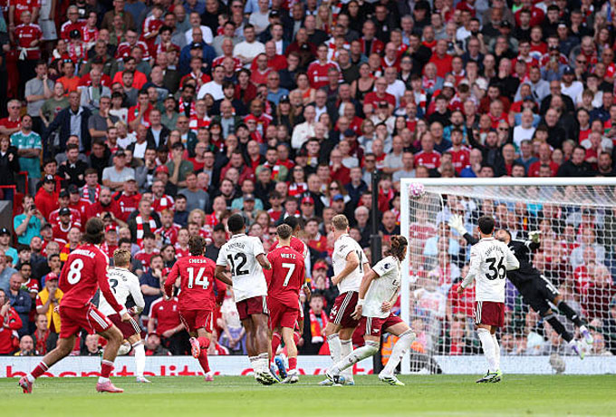 Szoboszlai ghi bàn thắng duy nhất trận Liverpool vs Arsenal từ 1 cú đá phạt tuyệt đẹp