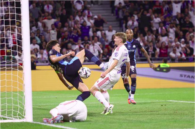 Lyon vừa có chiến thắng thứ 3 liên tiếp để cùng PSG dẫn đầu Ligue 1