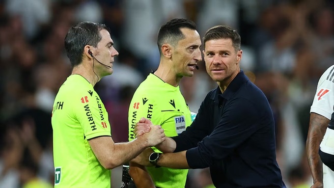 HLV Xabi Alonso không hài lòng với các quyết định của trọng tài