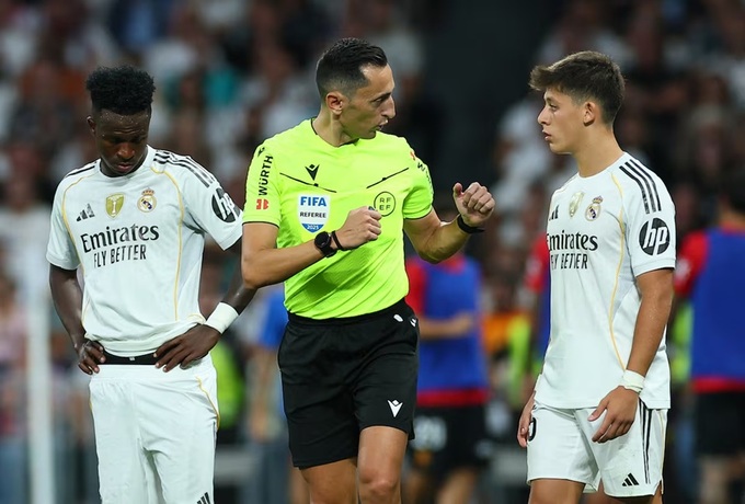 Trọng tài Martinez phân trần với các cầu thủ Real Madrid