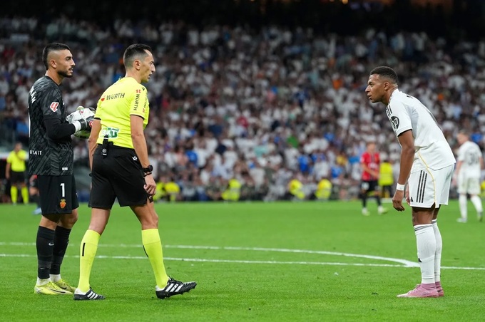 Kylian Mbappe bức xúc với trọng tài