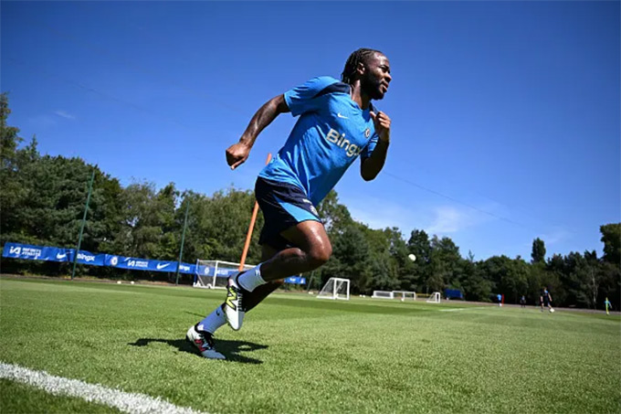 Sterling đang là cầu thủ nhận lương cao nhất Chelsea
