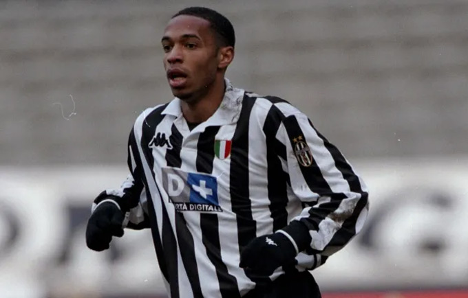 Henry từng bị Ancelotti yêu cầu phải "bao cánh trái" trong hệ thống 3-5-2 tại Juventus