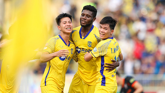 Olaha là thủ quân của SLNA. Ảnh: Minh Tuấn