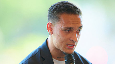  Fan lộn ruột với màn khóc lóc kể khổ ở MU của Antony