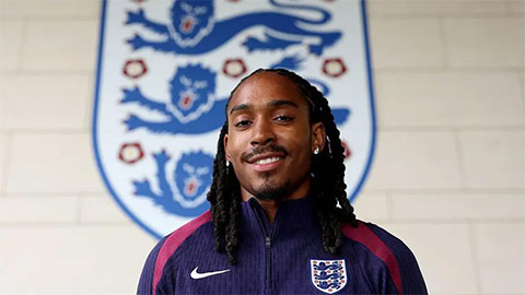  Djed Spence đi vào lịch sử bóng đá Anh, tự tin đóng vai người truyền lửa