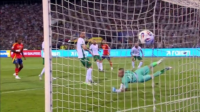 Cucurella với siêu phẩm tung nóc lưới Bulgaria