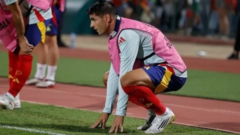  Alvaro Morata, đeo băng đội trưởng và 'xách nước bổ cam'