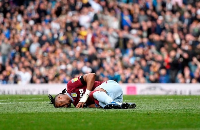 Một cầu thủ Aston Villa đang bị chấn thương khi Leeds ghi bàn