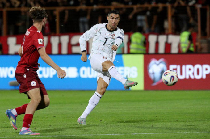 Ronaldo vừa có thêm 1 bàn thắng từ xa đầy mạnh mẽ ở trận gặp Armenia