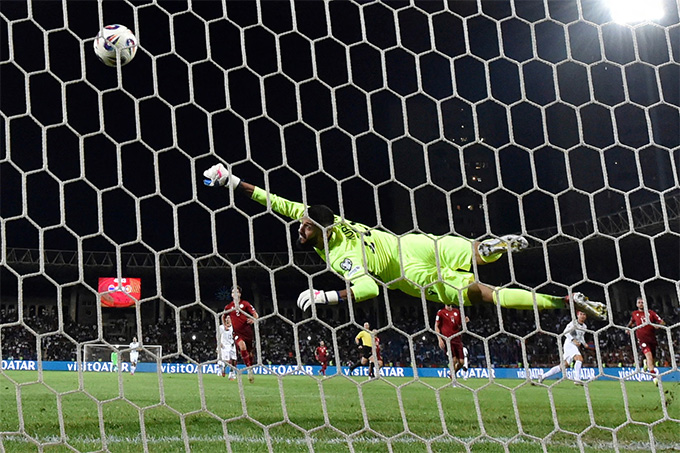 Thủ môn Henri Avagyan của Armenia không thể nào cản được cú sút thứ hai tuyệt đẹp của Cristiano Ronaldo