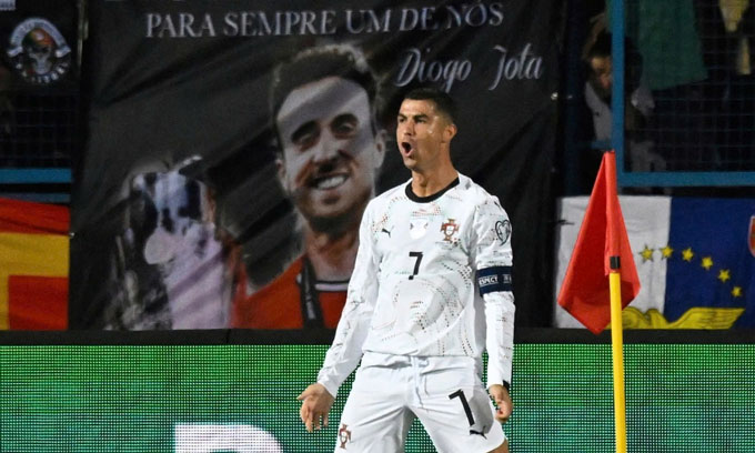 Ronaldo lập cú đúp trong trận đại thắng Armenia