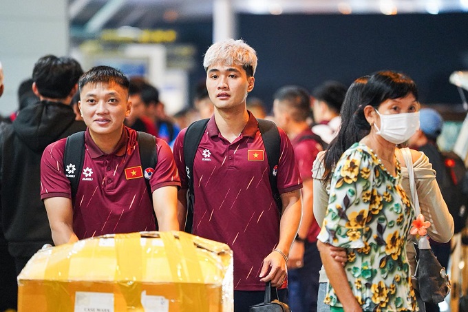 Các cầu thủ háo hức lên đường. Ảnh: CTV