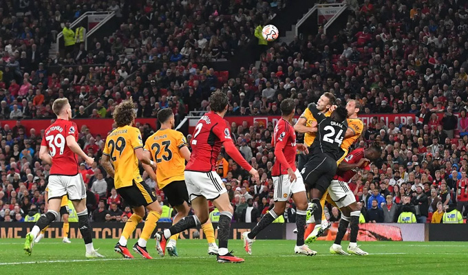 Tình huống chọn vị trí không tốt dẫn đến pha phạm lỗi của Onana với Sasa Kalajdzic phía Wolves