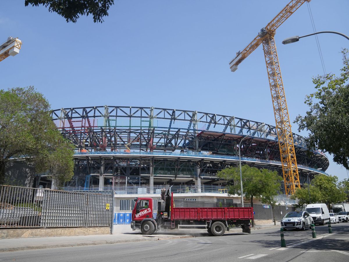 Tính đến tháng 9/2025, sân Camp Nou vẫn còn rất ngổn ngang