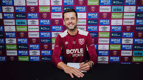  Cựu cầu thủ Arsenal thoát cảnh thất nghiệp nhờ CLB cũ