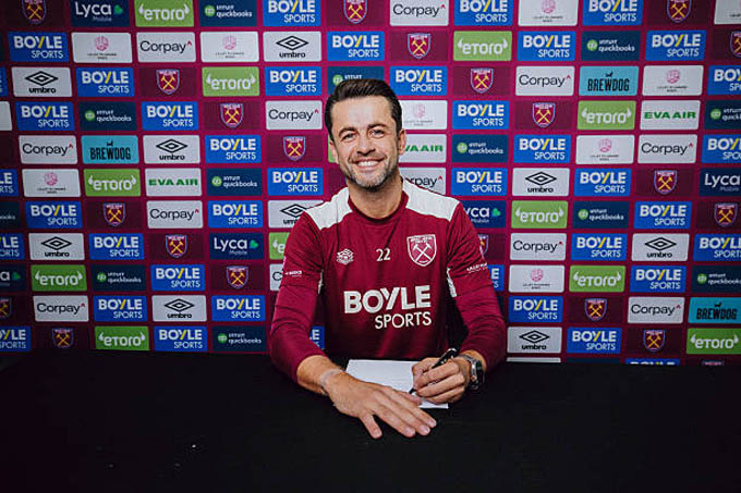 Fabianski tái kí hợp đồng và ra mắt West Ham