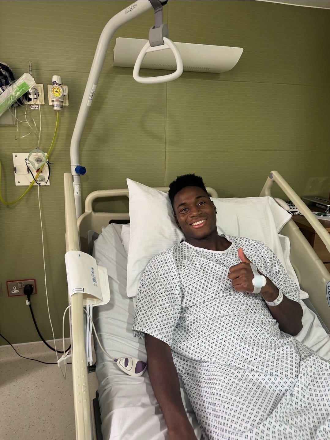 Hình ảnh Dario Essugo sau khi phẫu thuật