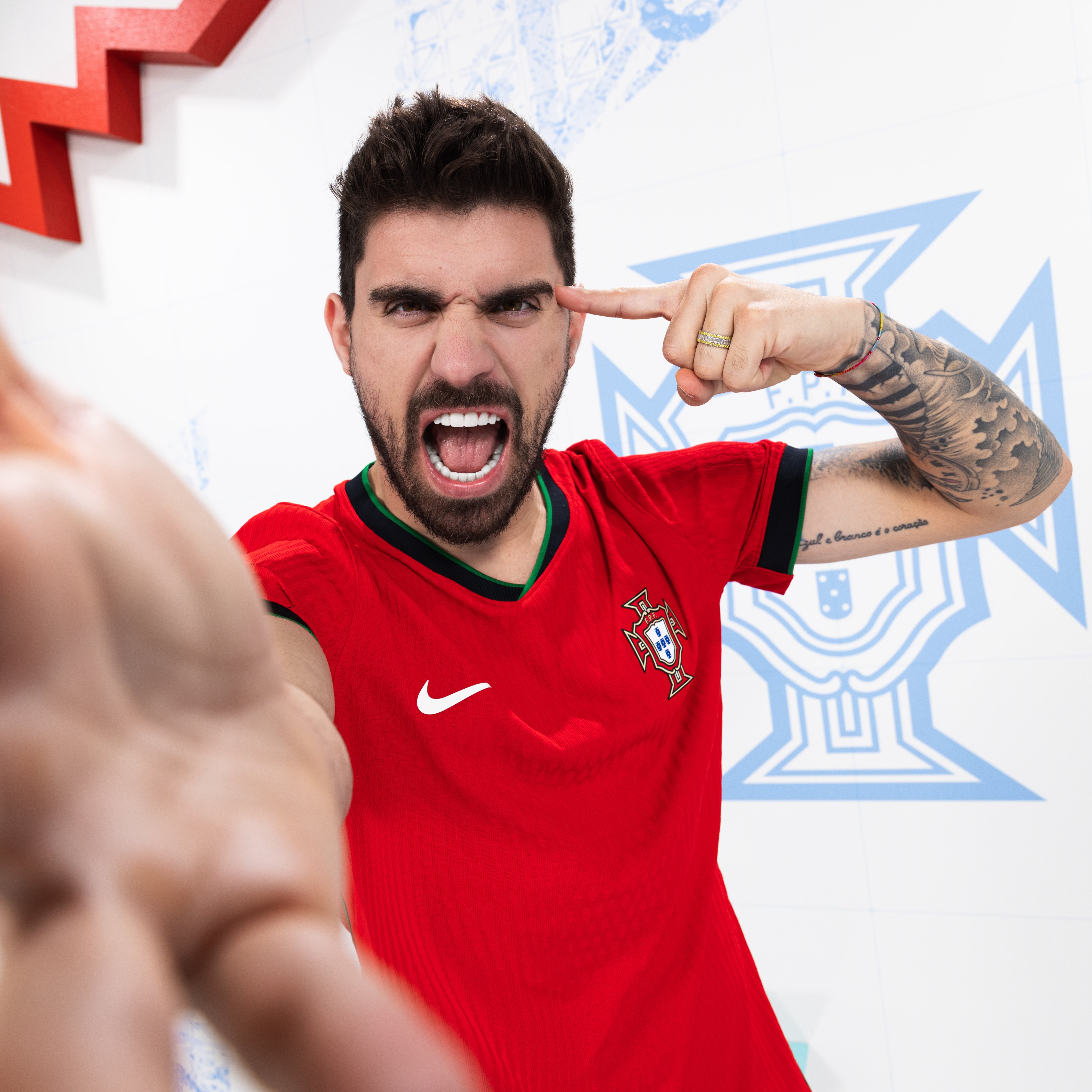 MU có thể chiêu mộ được Neves