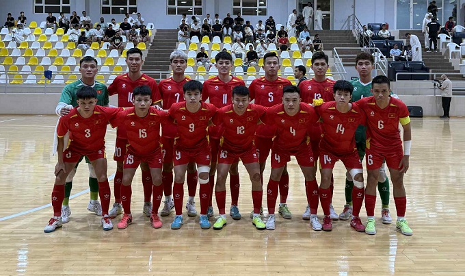 ĐT futsal Việt Nam chụp hình lưu niệm trước khi gặp Kuwait 