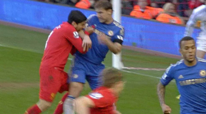 Tình huống Suarez cắn tay Ivanovic năm xưa