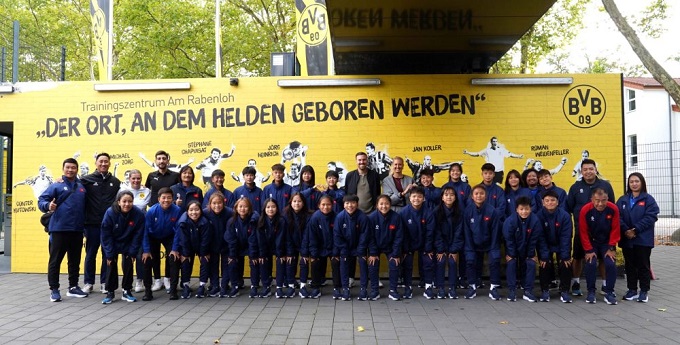 U17 nữ Việt Nam giao lưu cùng huyền thoại bóng đá Đức