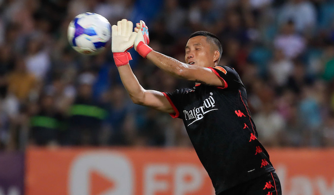 Dẫu bị thủng lưới 2 bàn, nhưng thủ môn Đình Triệu đã có một trận đấu rất xuất sắc - Ảnh: Minh Tuấn