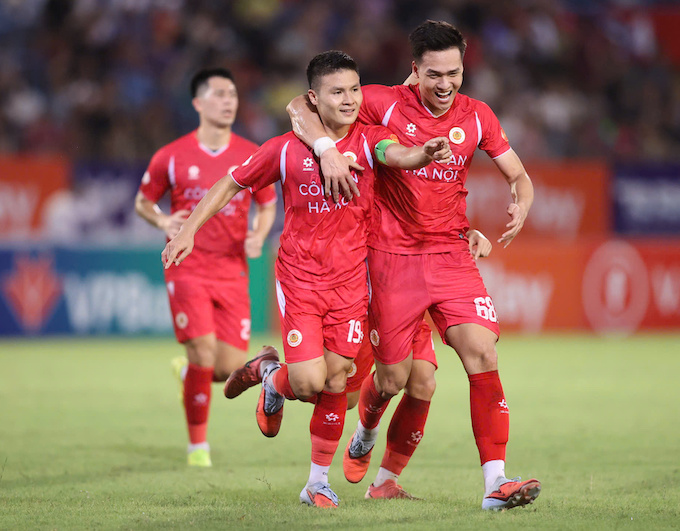 Niềm vui của Quang Hải và đồng đội khi có trận thắng trước Hải Phòng để lên đầu bảng - Ảnh: Minh Tuấn