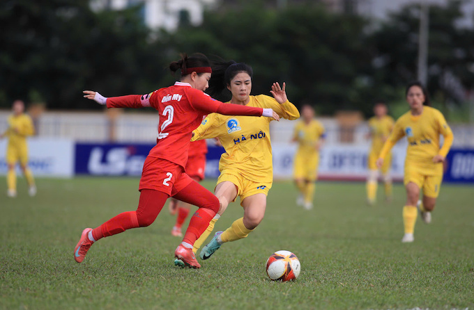 Thanh Nhã (áo vàng) đã có sự thể hiện khá ổn trong màu áo Hà Nội. Ảnh: Phan Tùng