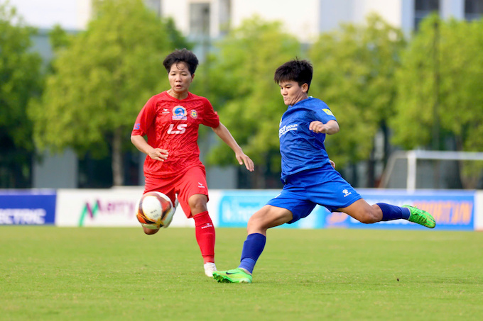 Trần Thị Thu của Thái Nguyên T&T trong pha cản phá cầu thủ TP.HCM I. Ảnh: VFF