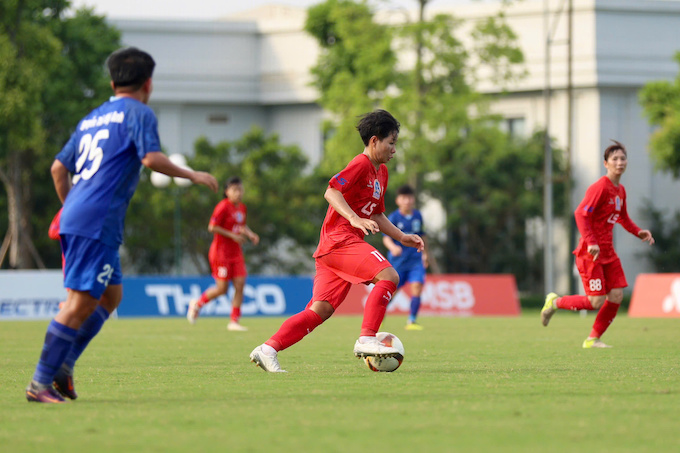 Các cầu thủ TP.HCM I (áo đỏ) vẫn tỏ ra vượt trội so với Thái Nguyên T&T. Ảnh: VFF