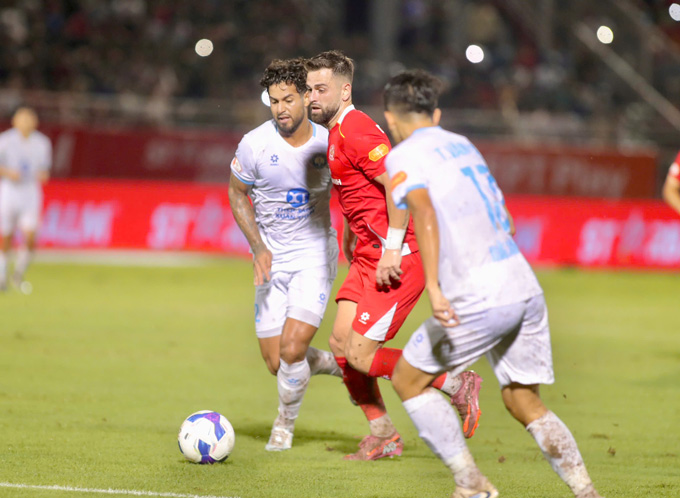 CA TP.HCM (áo đỏ) đã cầm chân nhà ĐKVĐ Nam Định