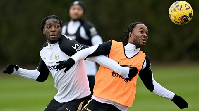 Sterling và Disasi vẫn tập luyện xa đội một Chelsea