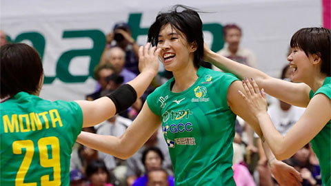  Thanh Thúy gây ấn tượng dù thua trong ngày ra mắt CLB bóng chuyền Nhật Bản