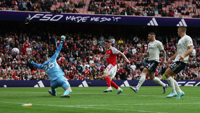 Gyokeres xé lưới Nottingham