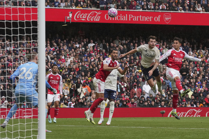 Tiền vệ Martin Zubimendi đánh đầu ghi bàn thắng cho Arsenal